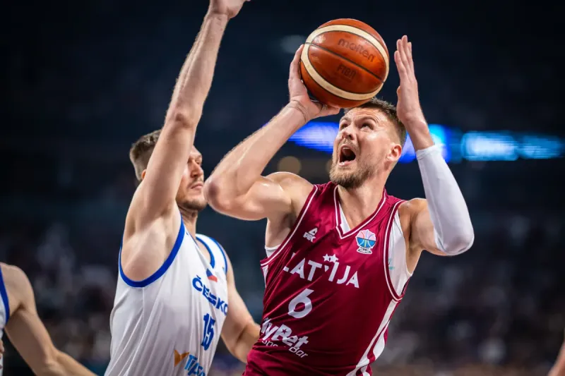 开云体育-波尔津吉斯上半场7投6中，得到16分5篮板3助攻2封盖